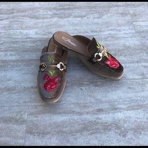 NWT Forever Link Velvet Rose Embroidered Mules
